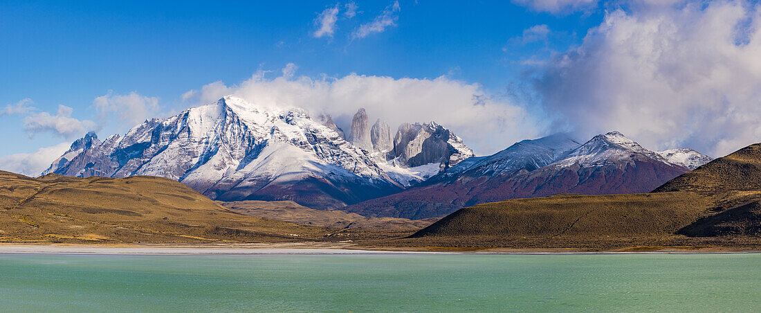 Panorama der Torres del Paine Gipfel hinter der türkisen Laguna Armaga, Torres del Paine Nationalpark, Chile, Patagonien