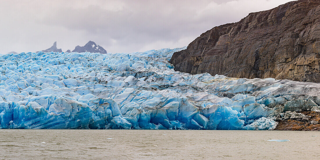 Die Abbruchkante mit hellblauem Eis am Gletscher Grey geht über in die angrenzende Isla Nunantak, Torres del Paine Nationalpark, Chile, Patagonien