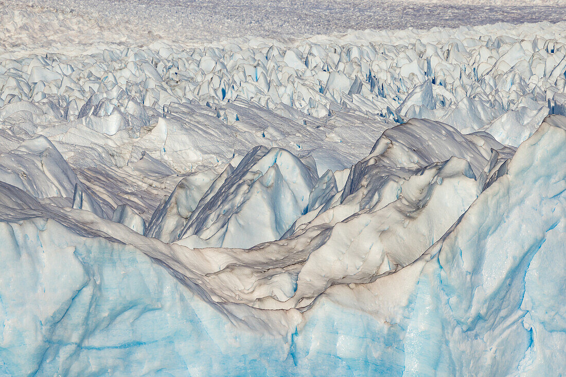 Formen und Eisspalten an der hellblauen Abbruchkante des Gletschers Perito Moreno am Lago Argentino in Argentinien, Patagonien, Südamerika