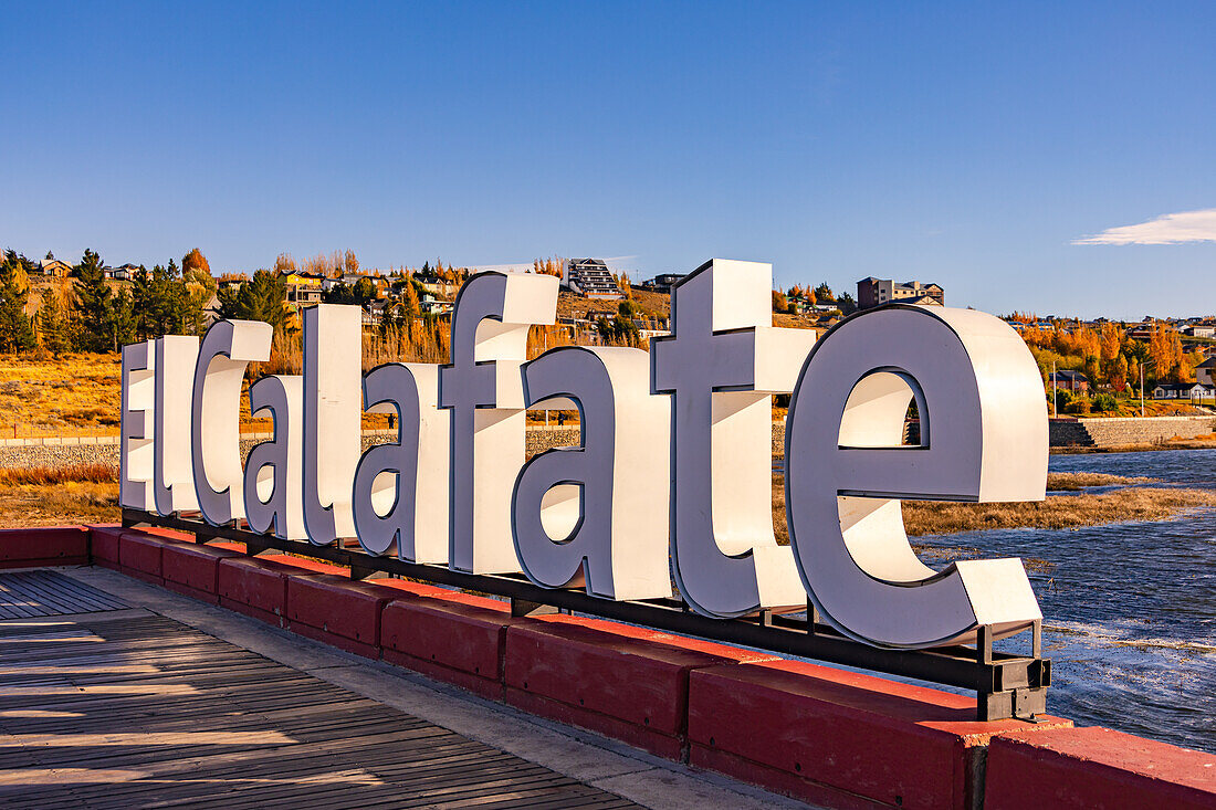 Der Schriftzug der Ortschaft El Calafate an der Küste des Lago Argentino, Argentinien, Patagonien, Südamerika