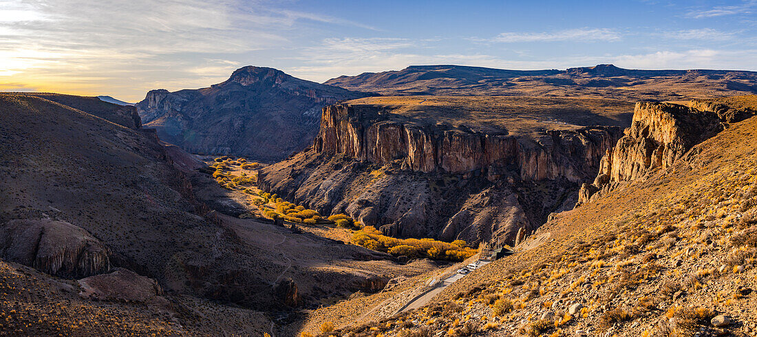 Blick in das mit Büschen bewachsene Tal des Rio Pinturas mit der Schlucht am Canyon an der Höhle Cueva de las Manos, Argentinien, Patagonien