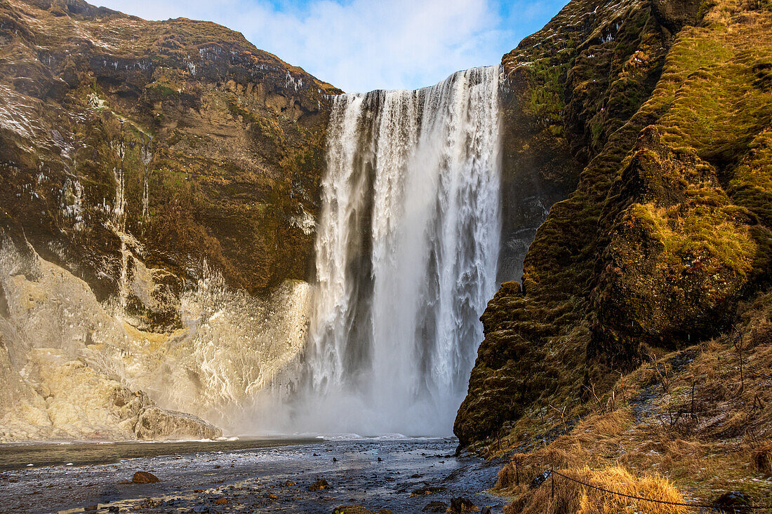 Skógafoss Wasserfall in Gebirgslandschaft, bei Skógar, Südküste, Island