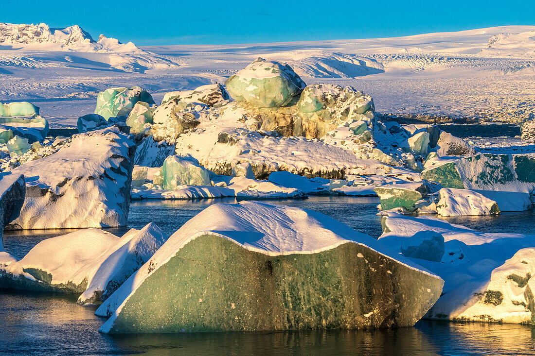 Abgebrochene Eisberge vom Vatnajökull Gletscher im Gletschersee Jökulsárlón, Vatnajökull Nationalpark, Island