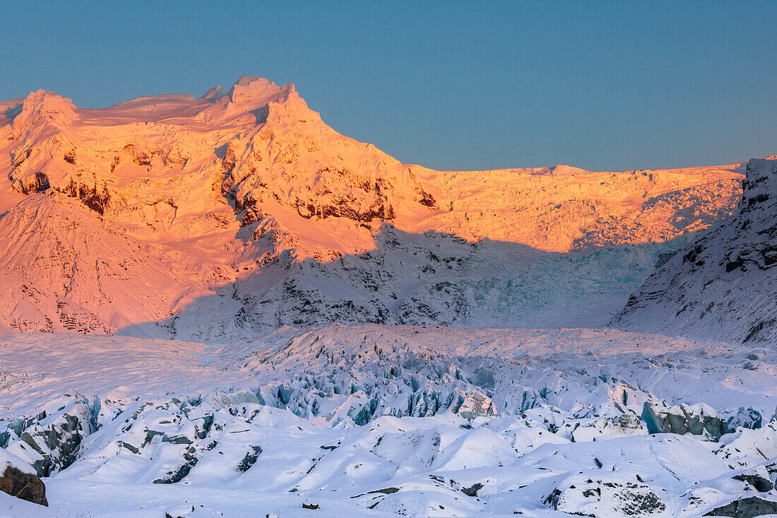 Sonnenuntergang über den vergletscherten Bergen im Vatnajökull Nationalpark, Island