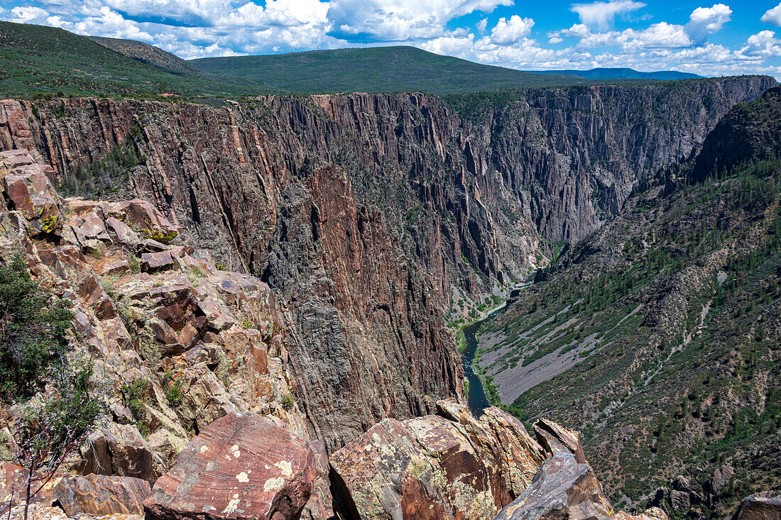 Ausblick auf steile Wände und schwarze Felsen im Black Canyon, Gunnison-Nationalpark, Colorado, USA