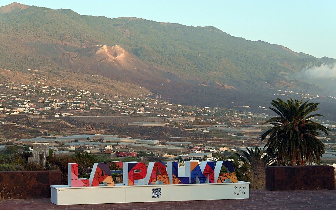 Neuer Vulkan Tajogaite, nach dem Ausbruch 2021, von Los Llanos gesehen, Westküste La Palma, Kanarische Inseln, Spanien