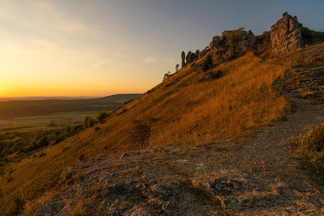 Dolomitfelsen am Tafelberg Ehrenbürg oder das „Walberla“,Naturpark Fränkische Schweiz, Landkreis Forchheim, Oberfranken, Franken, Bayern, Deutschland\n