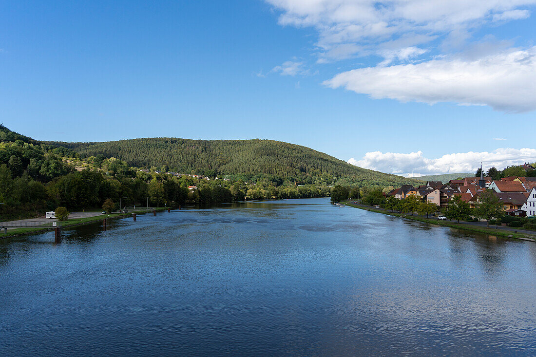 Blick auf Erlach am Main, Gemeinde Neustadt am Main, Landkreis Main-Spessart, Naturpark Spessart, Unterfranken, Bayern, Deutschland