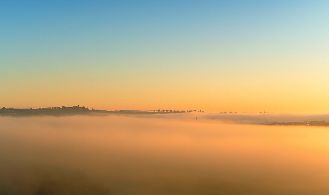 Sonnenaufgang im Nebel über den Weinbergen an der Volkacher Mainschleife bei Köhler im Herbst, Stadt Volkach, Landkreis Kitzingen, Unterfanken, Bayern, Deutschland