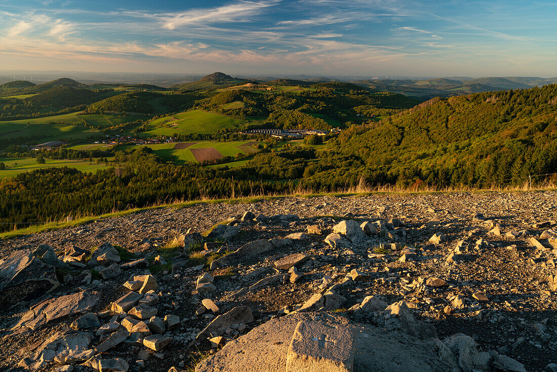 Sonnenuntergang am Pferdskopf im Biosphärenreservat Rhön im Herbst, Hessen, Deutschland