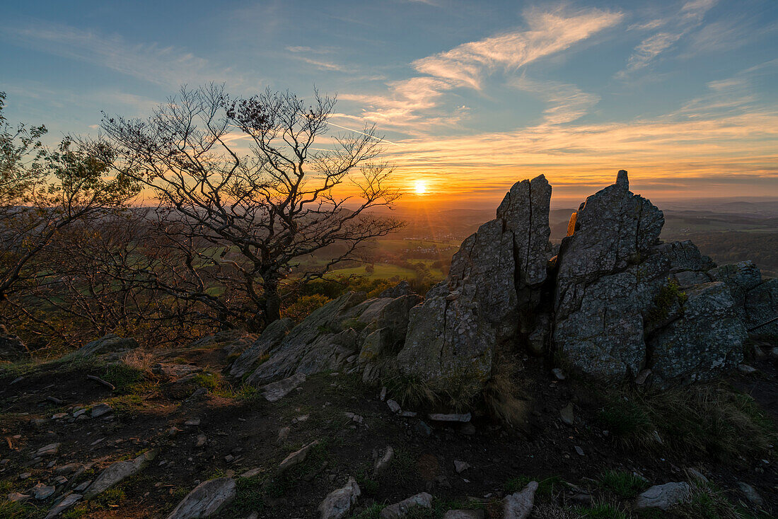 Sonnenuntergang am Pferdskopf im Biosphärenreservat Rhön im Herbst, Hessen, Deutschland