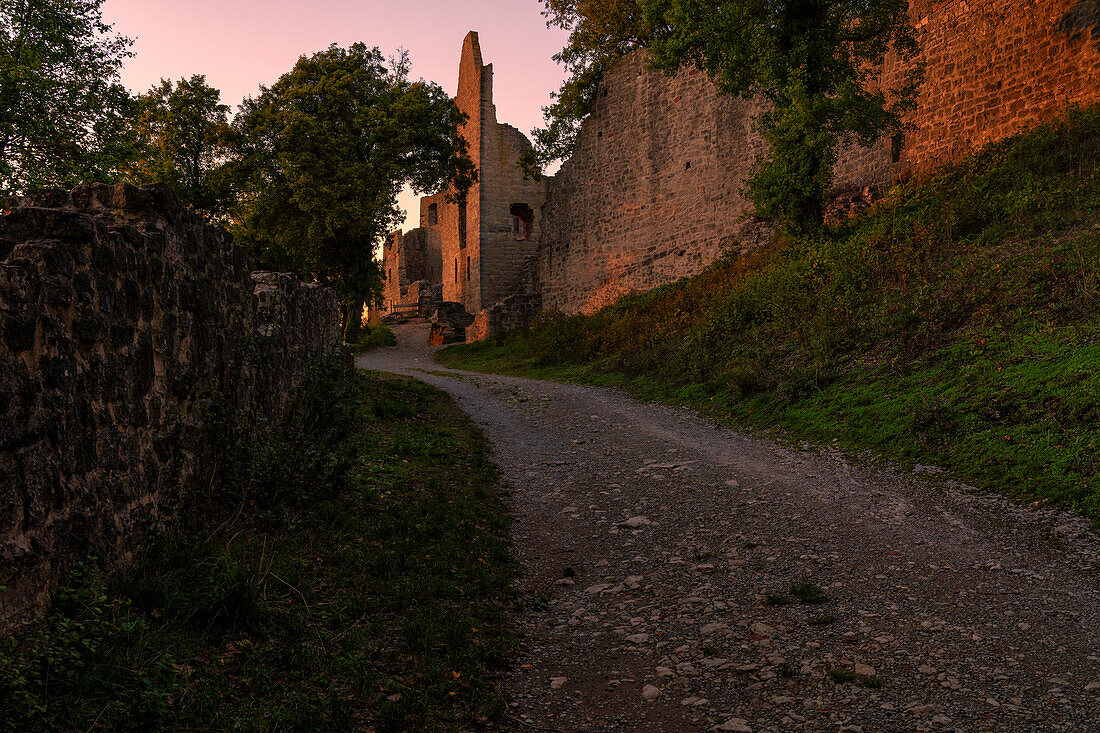 Abendstimmung an der Burgruine Homburg und dem Naturschutzgebiet Ruine Homburg, Unterfranken, Franken, Bayern, Deutschland\n