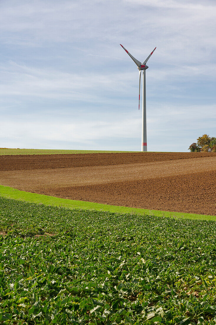 Windkraftanlage und Felder, Bayern, Deutschland