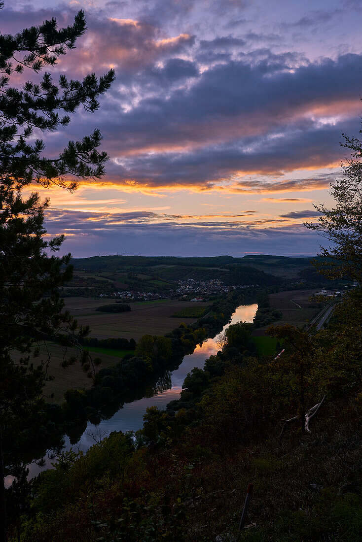 Landschaft und Weinberge bei Stetten zwischen Himmelstadt am Main und Karlstadt am Main mit Blick in das Maintal, Landkreis Main-Spessart, Unterfranken, Bayern, Deutschland                            