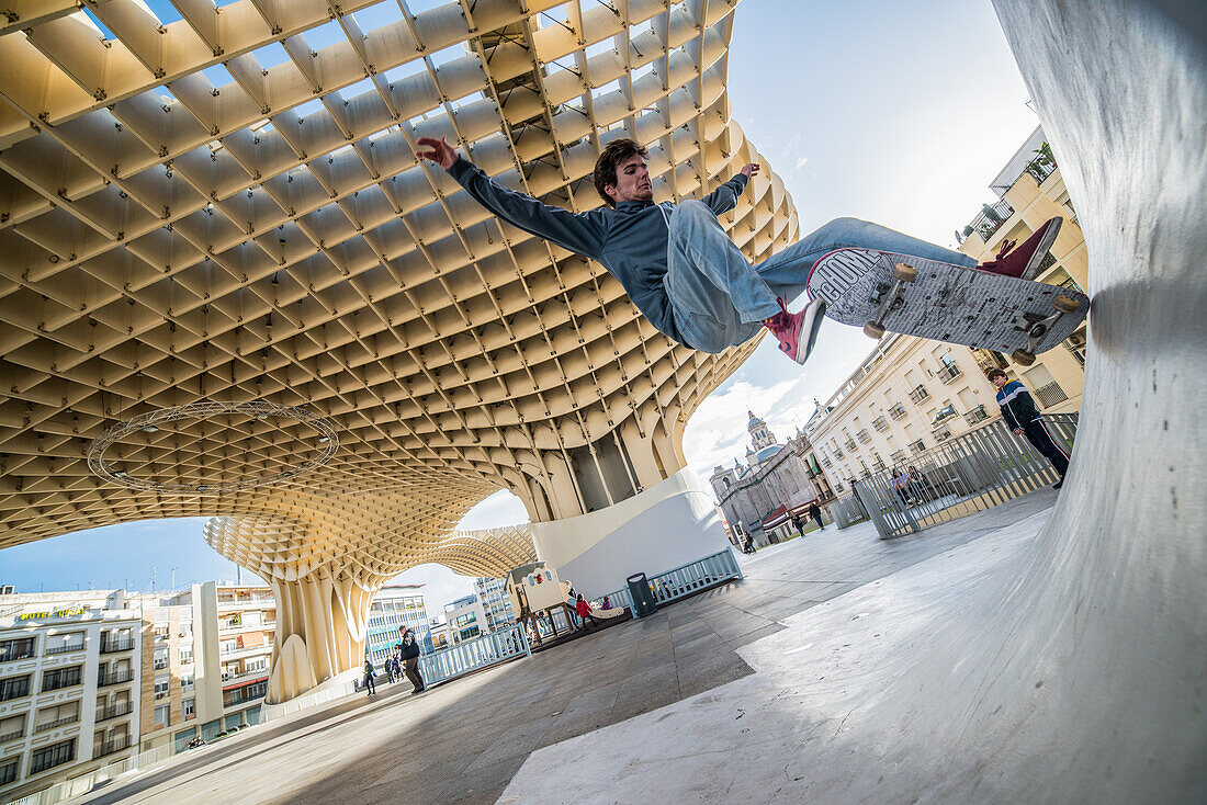 Skateboard Fahrer am Metropol Parasol, Sevilla, Andalusien, Spanien