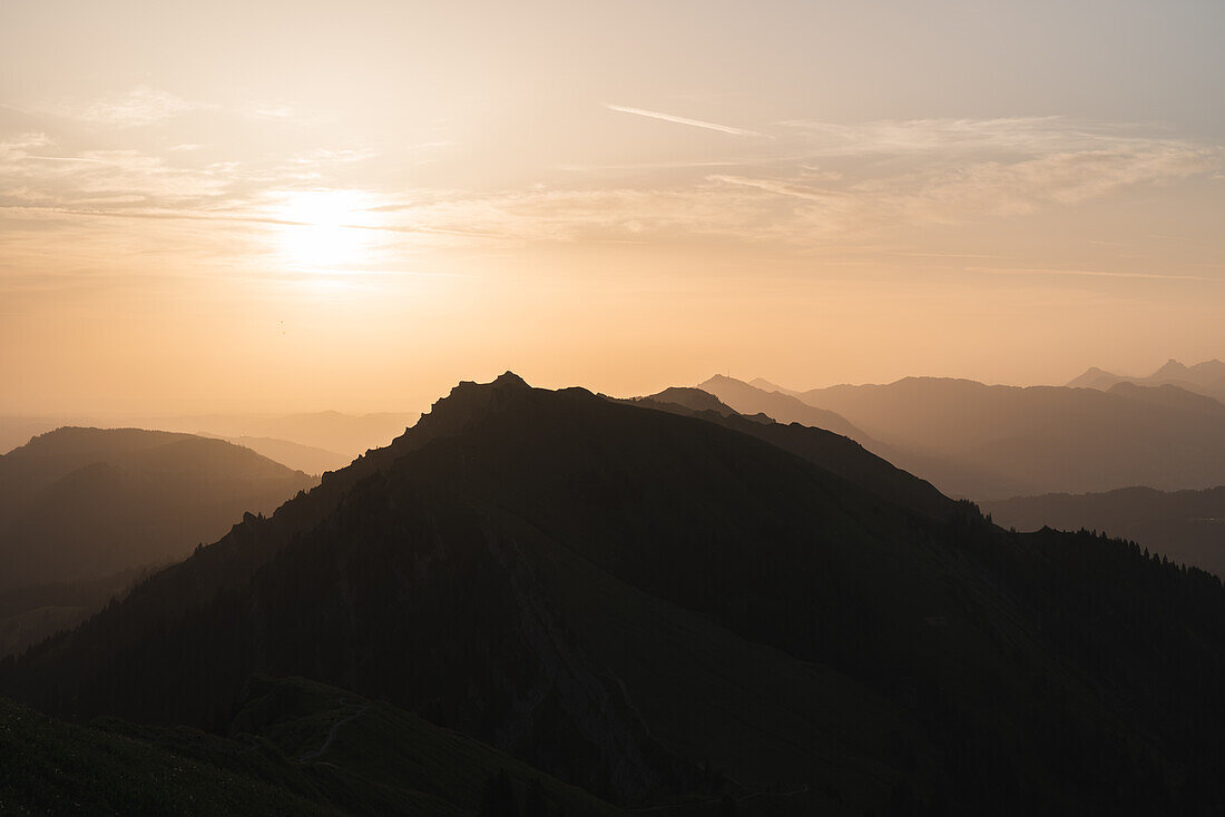 Blick über die Nagelfluhkette zum Grünten bei Sonnenaufgang, Oberstaufen, Allgäu, Bayern, Deutschland
