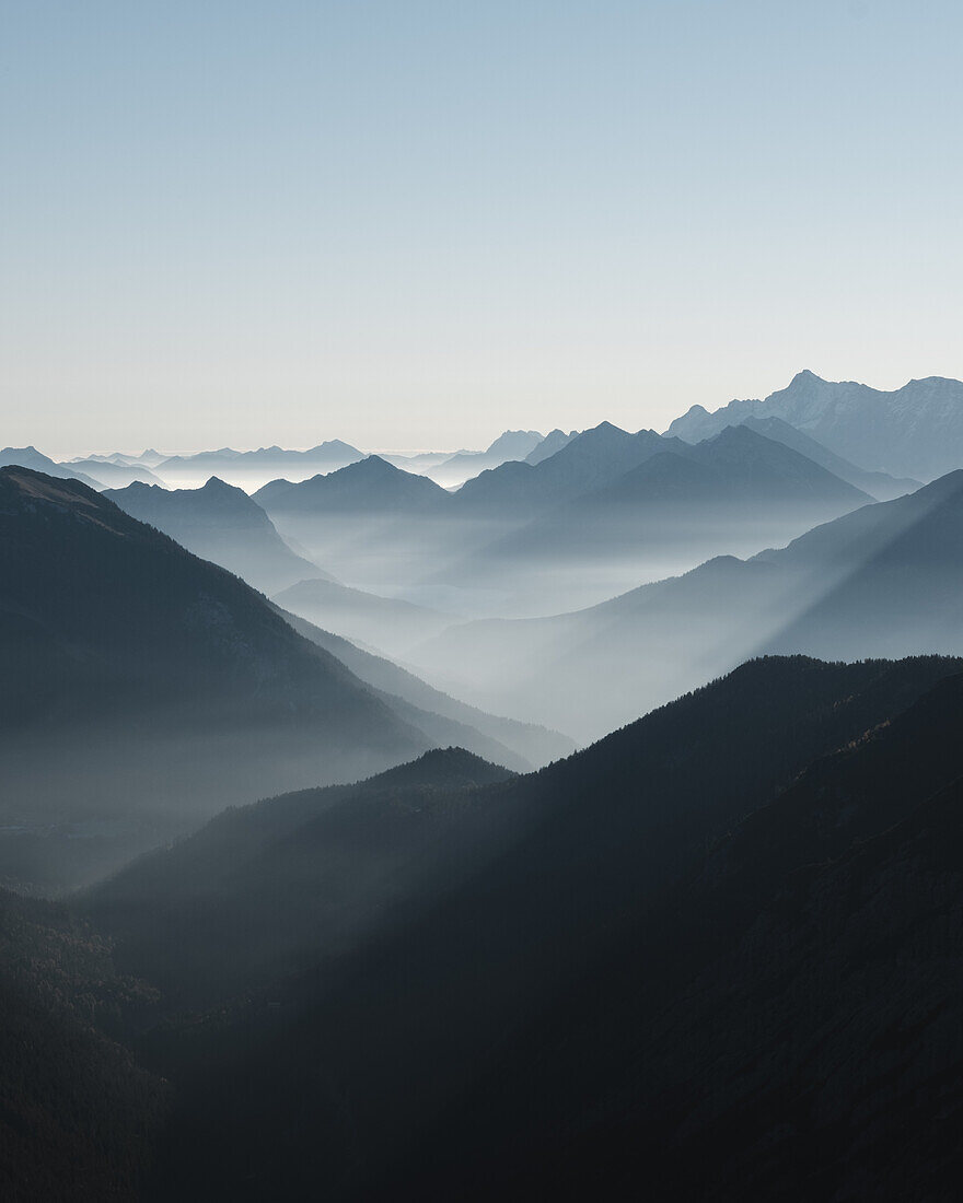Morgendliches Lichtspiel im Tannheimer Tal, Tirol, Österreich