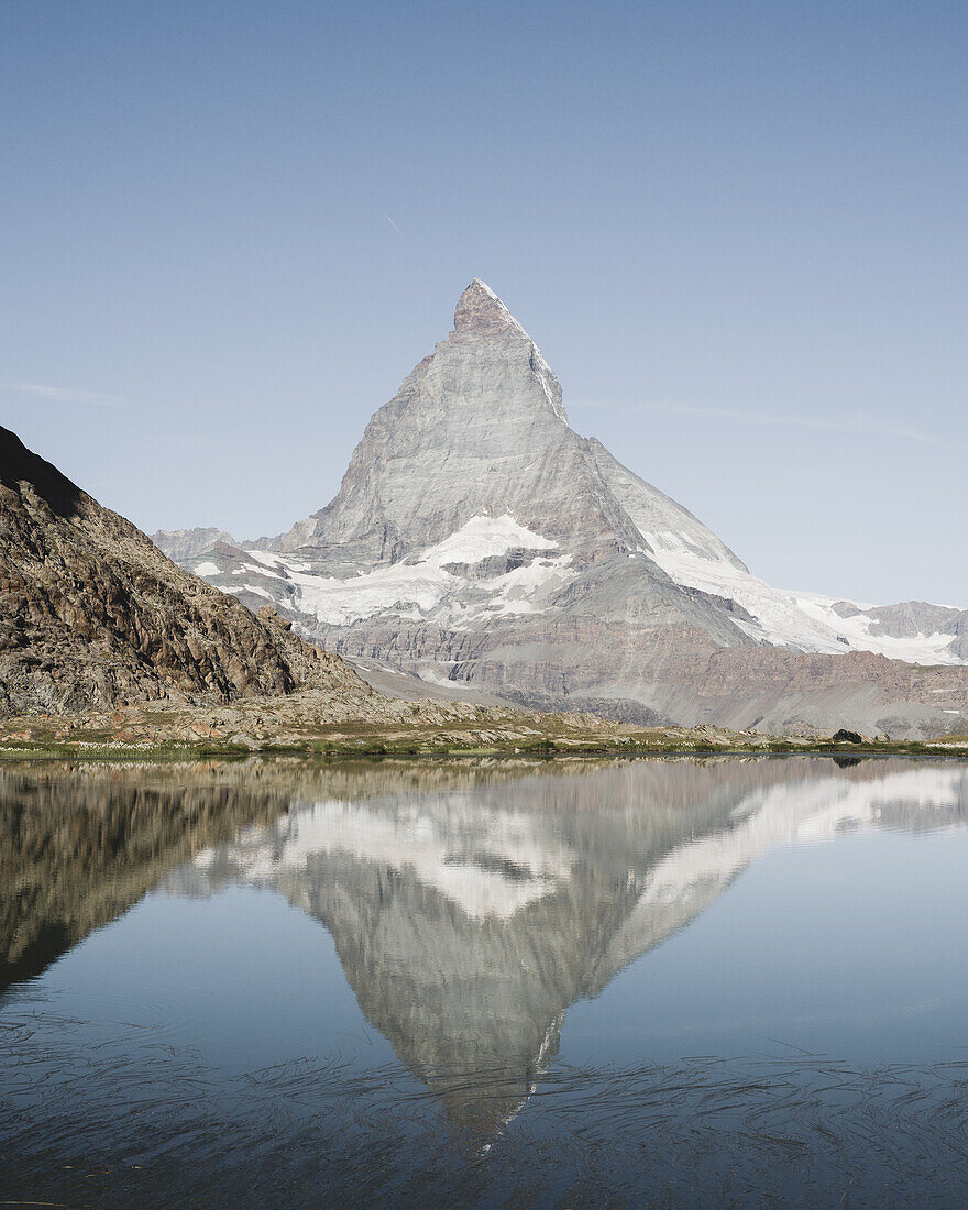 Spiegelung des Matterhorn im Stellisee, Zermatt, Wallis, Schweiz