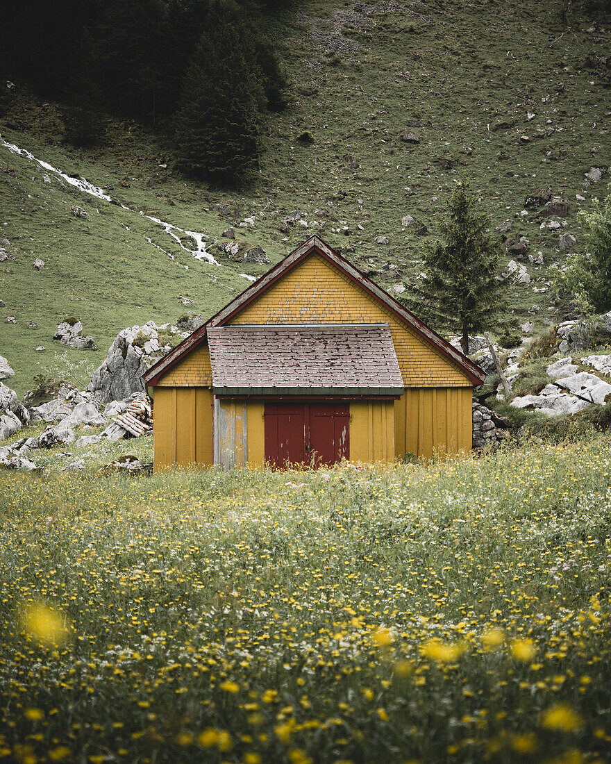 Bunte Holzhütte im Alpstein, Appenzell Innerrhoden, Schweiz