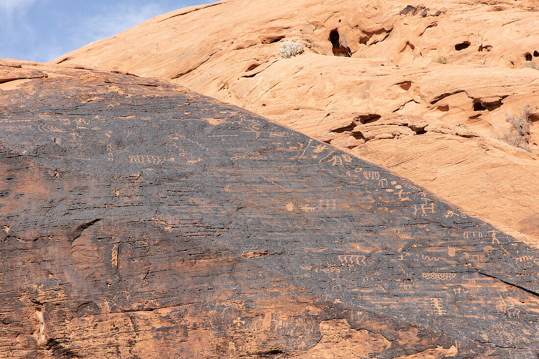 Alte Felszeichnungen in schwarzem Fels. Valley of Fire, Nevada, USA