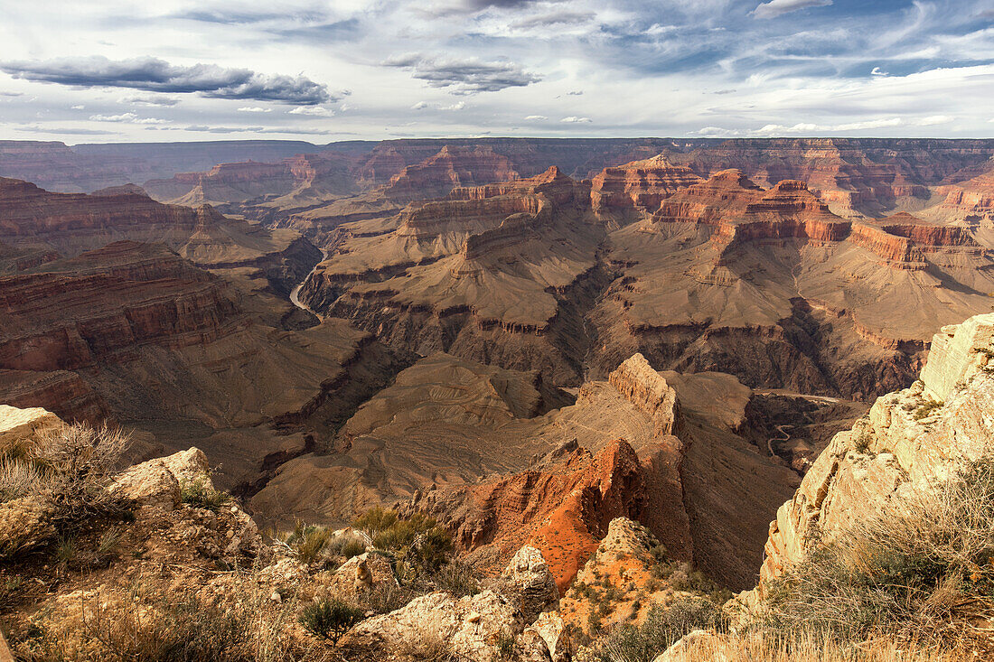 Weiter Ausblick auf Grand Canyon und Colorado River mit gelben und roten Felsen, Arizona, USA