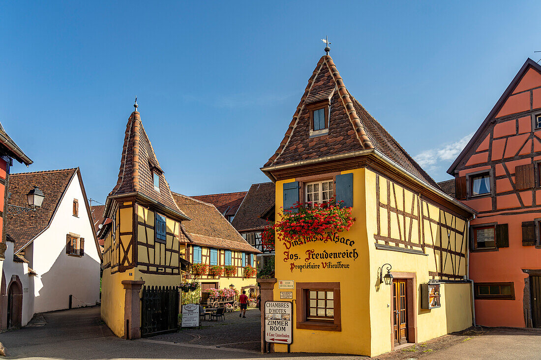 Fachwerkhaus eines Weingut in Eguisheim, Elsass, Frankreich 