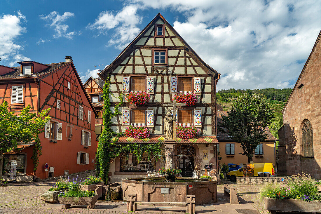 Konstantin-Brunnen und Fachwerk in Kaysersberg, Elsass, Frankreich 