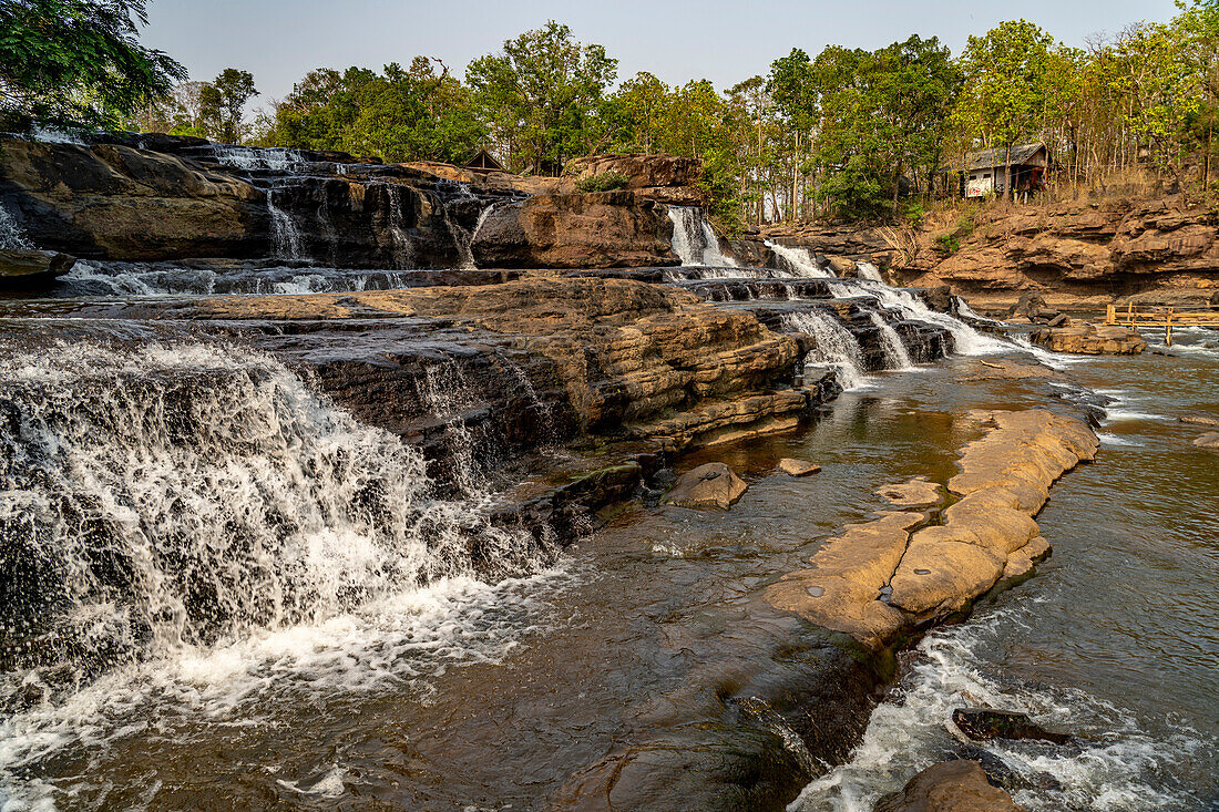 Tad Hang Wasserfall im Dorf Tad Lo oder Ban Saenvang, Bolaven Plateau, Laos, Asien