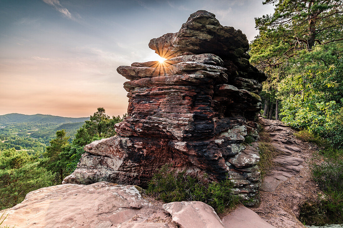 Sonnenstrahlen am Buntsandsteinfelsen, Geiersteine, Wernersberg, Pfälzerwald, Rheinland-Pfalz, Deutschland