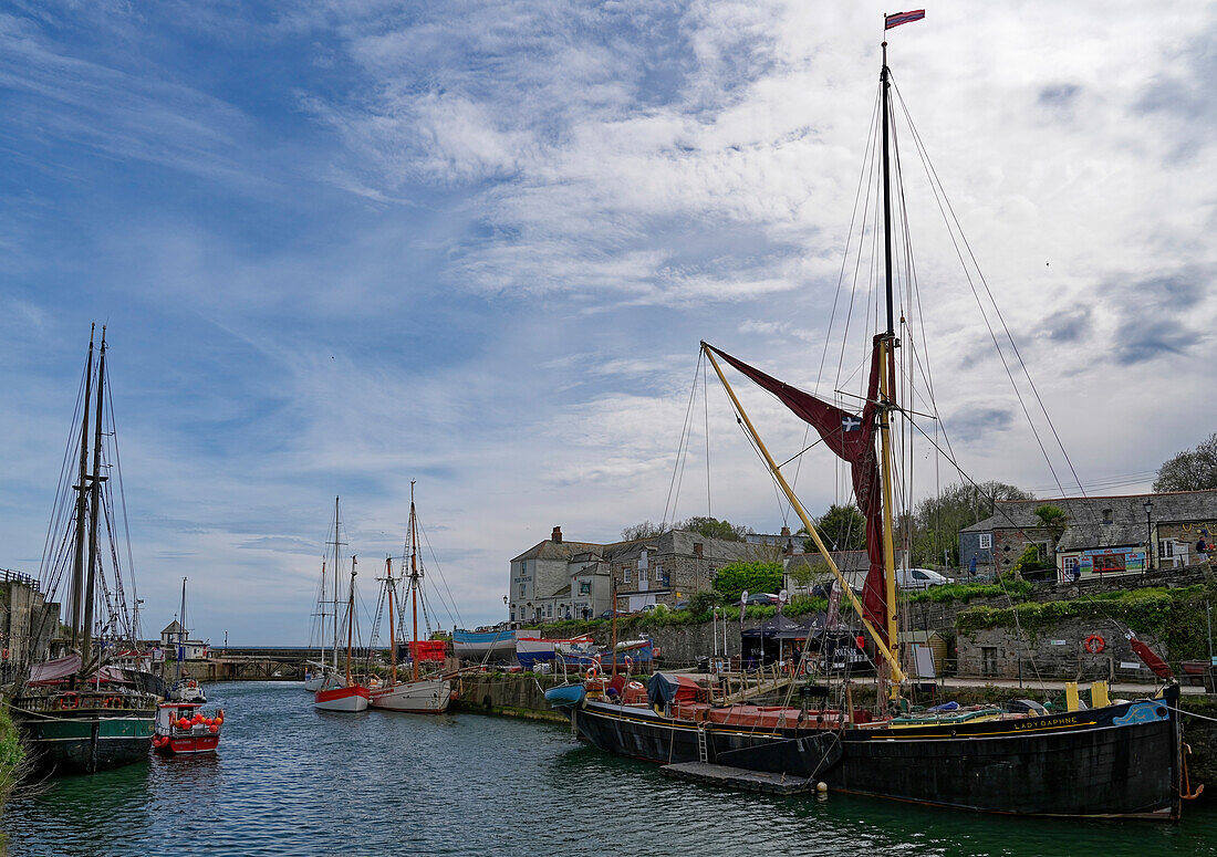 Großbritannien, England, Cornwall, Charlestown bei Saint Austell, Boote im Hafenbecken