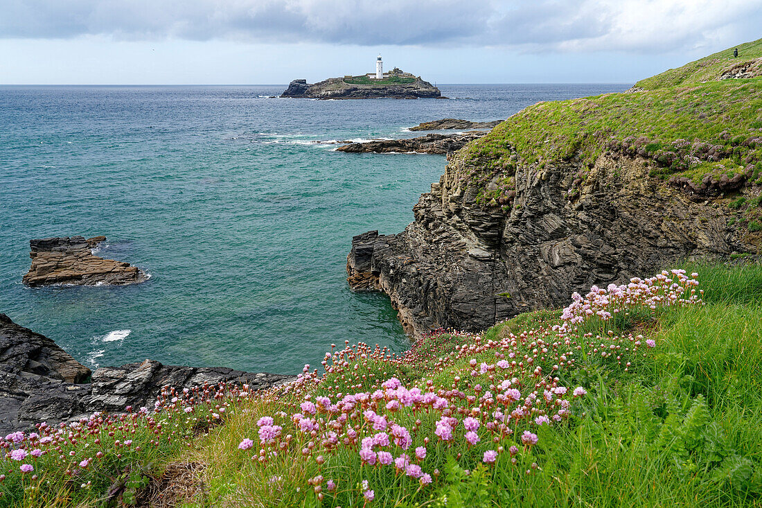 Großbritannien, England, Cornwall, Nordküste bei St Ives Bay, Blick zur Insel Godrevy Island und Lighthouse