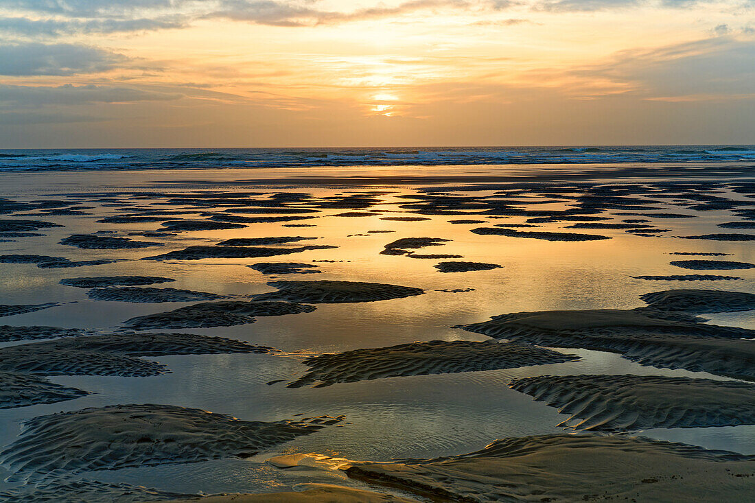 England, Cornwall, Mawgan Porth, beach at sunset