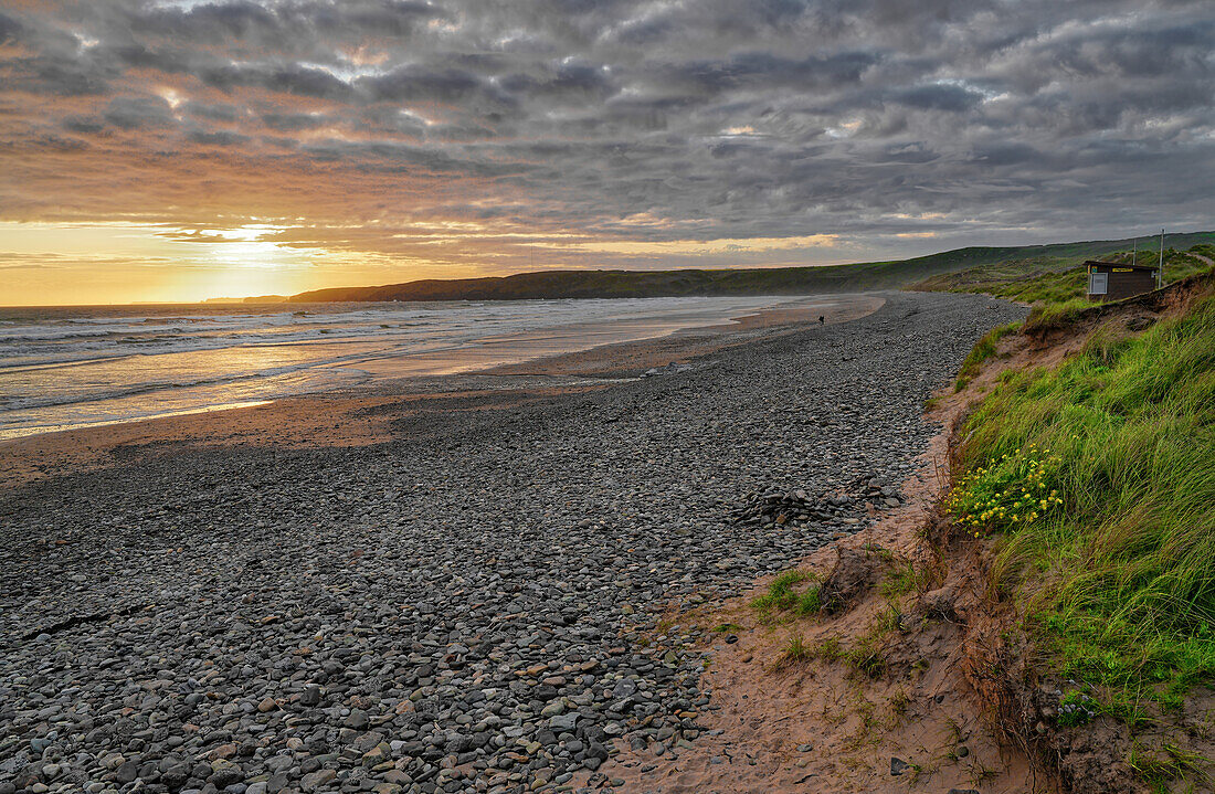 Großbritannien, Wales, Pembrokeshire, Bucht 'Freshwater West' Bay bei Sonnenuntergang