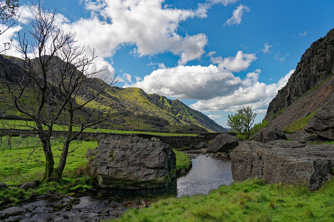 Großbritannien, Nord Wales, Snowdonia, Fahrt über den Pen-y-Pass in grüner Landschaft