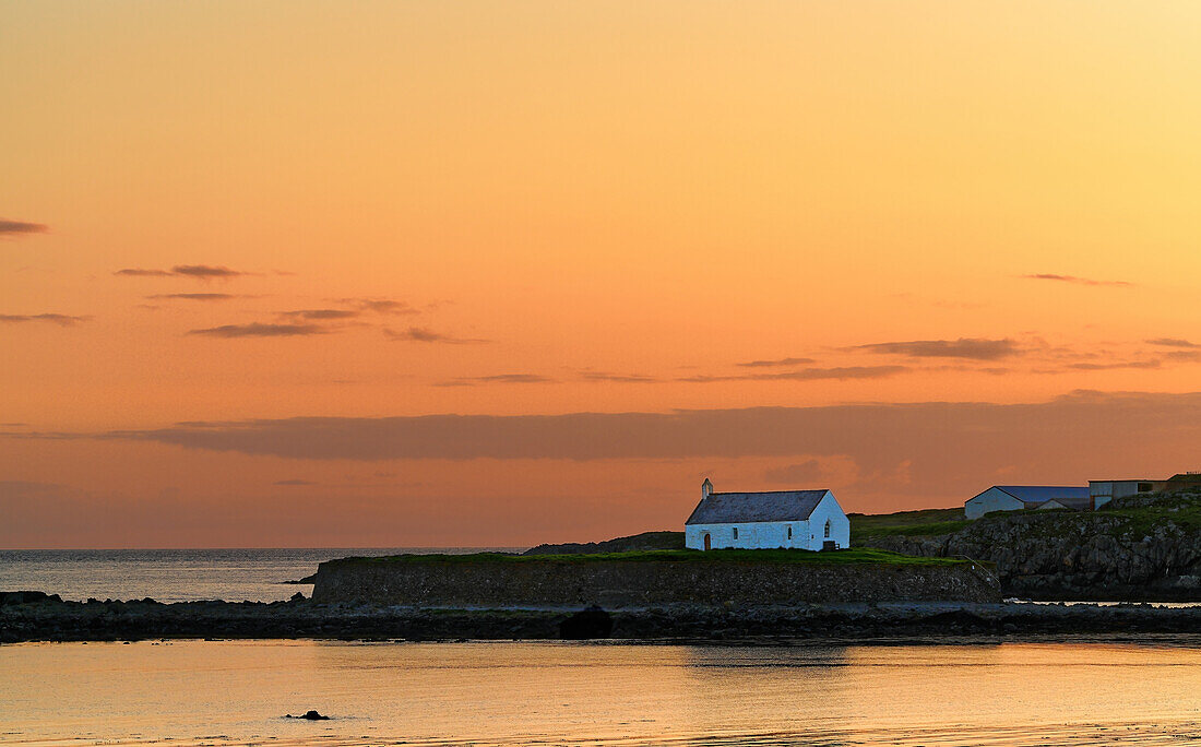 Großbritannien, Nordwest Wales, Insel Anglesey, Eglwys Cwyfan Kirche in Llangadwaladr bei Sonnenuntergang, auf der kleinen Gezeiteninsel Cribinau