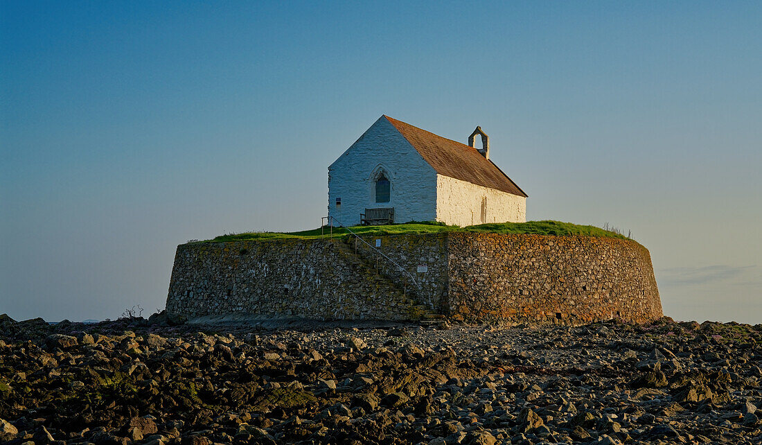 Großbritannien, Nordwest Wales, Insel Anglesey, Eglwys Cwyfan Kirche in Llangadwaladr, auf der kleinen Gezeiteninsel Cribinau