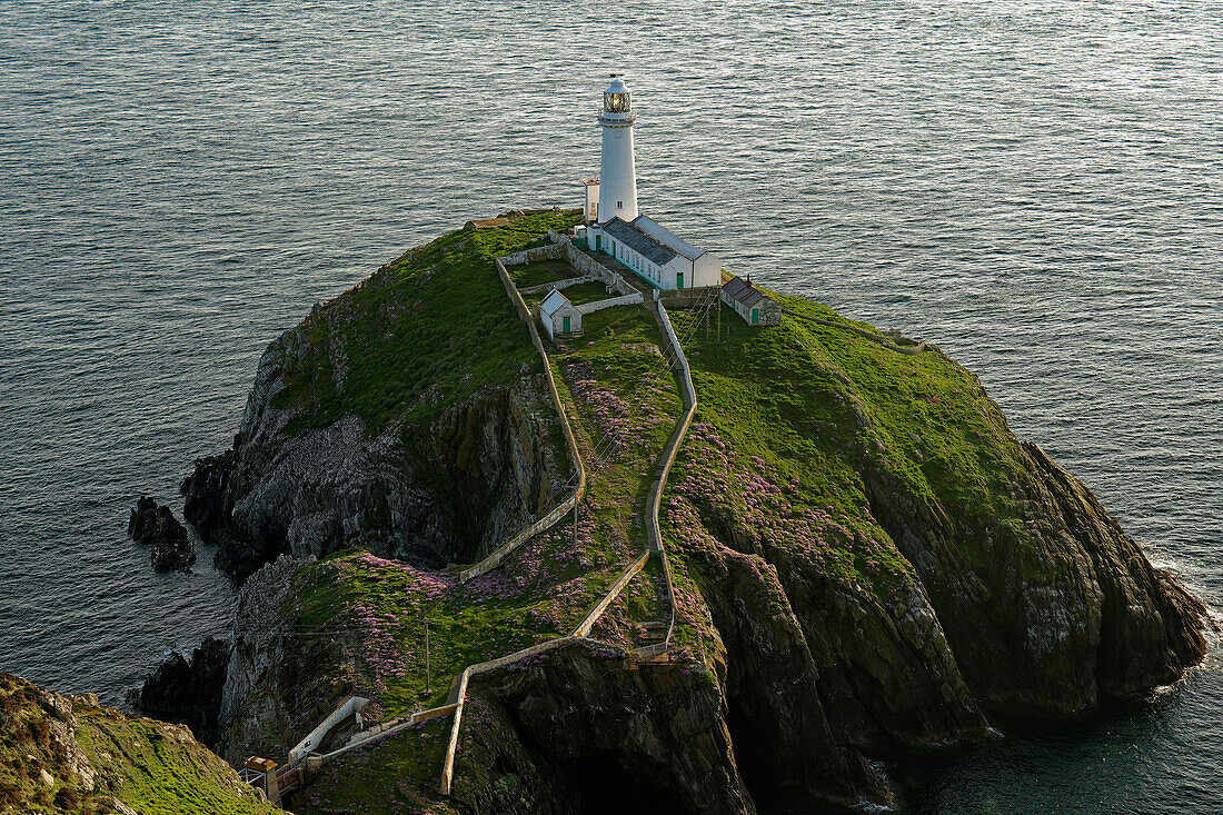 Großbritannien, Nordwest Wales, Insel Anglesey, Blick auf den Leuchtturm 'South Stack Lighthouse' auf der kleinen Felseninsel South Stack