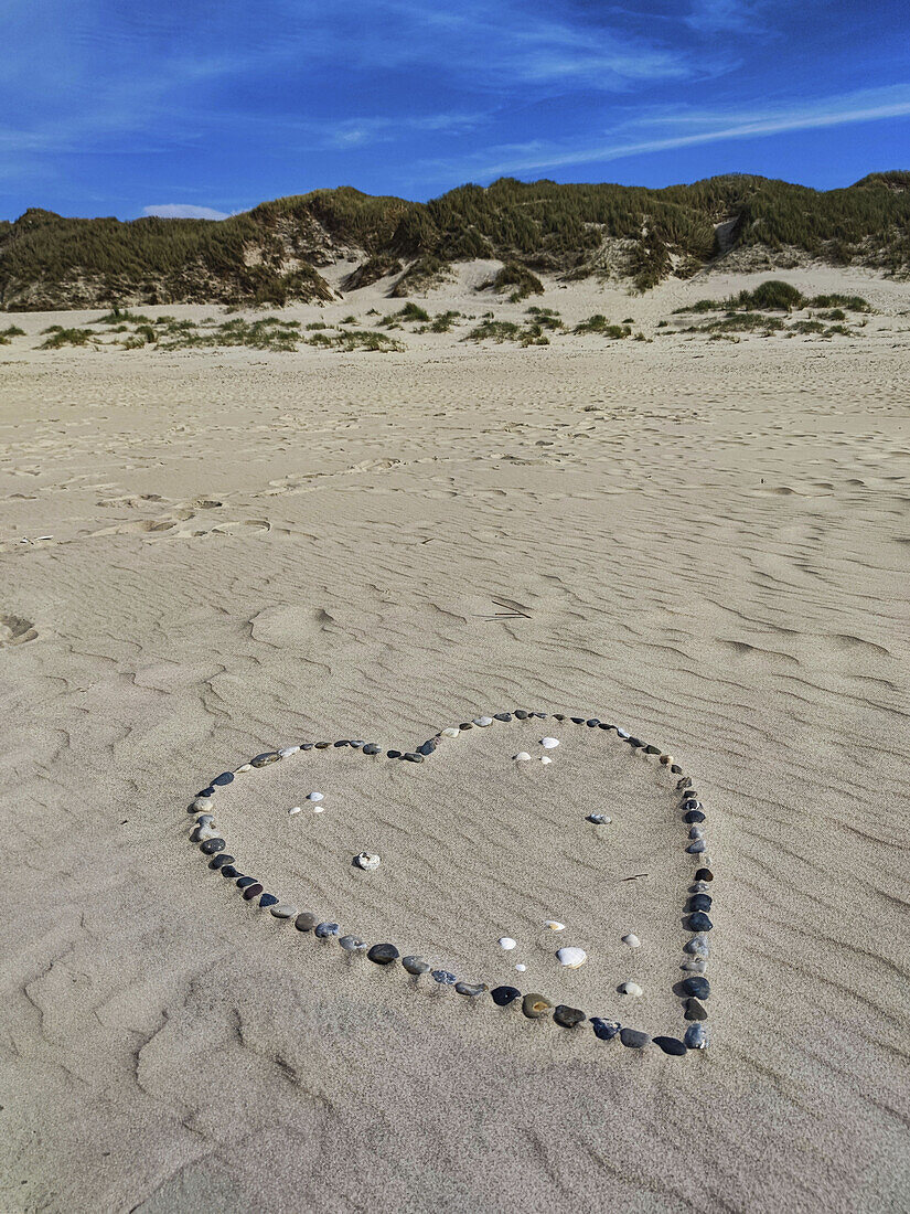 Herz, Herzform aus Steinen am Strand der Nordsee, dänische Nordseeküste, Dänemark, Skandinavien, Europa