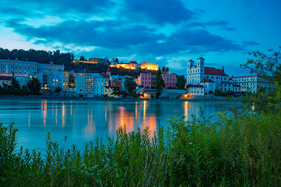 Schiffmühlgasse mit Blick auf Innkai in Passau, Bayern, Deutschland