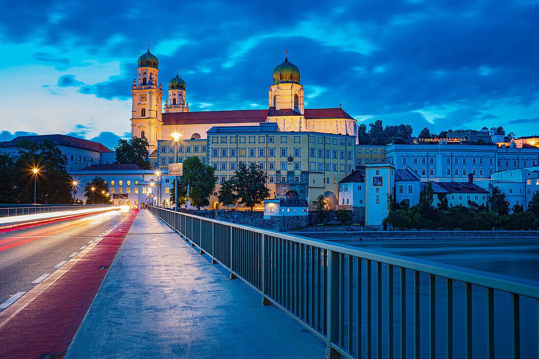 Marienbrücke mit Blick auf Dom St. Stephan in Passau, Bayern, Deutschland