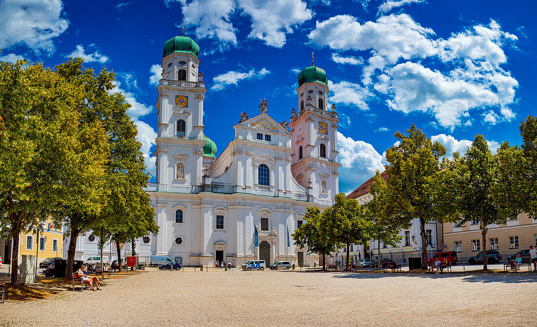 Domplatz Passau und Dom St. Stephan in Passau, Bayern, Deutschland