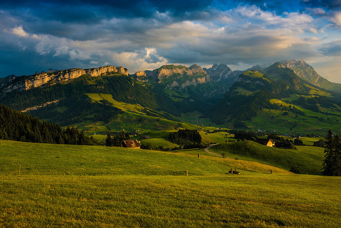 Almhütten, Fähnerenspitz, Sonnenuntergang, Blick auf das Alpsteinmassiv mit dem Hohen Kasten, Kanton Appenzell-Innerrhoden, Schweiz
