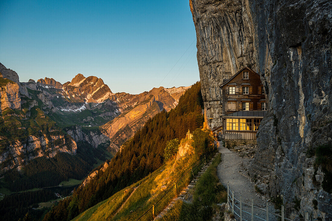 Berggasthaus Aescher-Wildkirchli, Sonnenaufgang, unterhalb der Ebenalp, Weissbad, Alpstein, Kanton Appenzell Innerrhoden, Schweiz