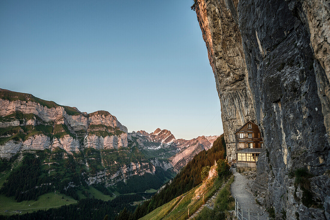 Berggasthaus Aescher-Wildkirchli, Sonnenaufgang, unterhalb der Ebenalp, Weissbad, Alpstein, Kanton Appenzell Innerrhoden, Schweiz