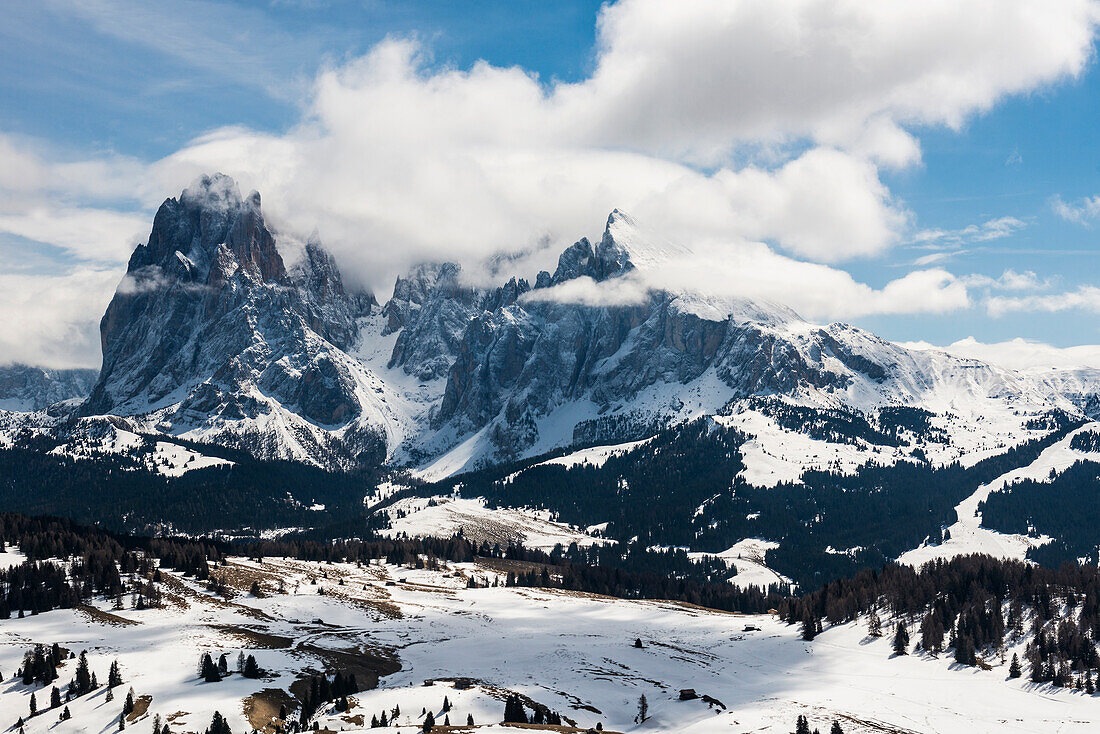 Blick von der Seiser Alm zum Langkofel im Winter, Grödnertal, Dolomiten, Südtirol, Italien