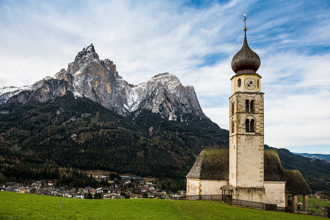 Snow-covered mountains and church, Church of St. Valentin, view of the Schlern and Rosengarten, spring, Siusi allo Sciliar, Castelrotto, Dolomites, South Tyrol, Italy