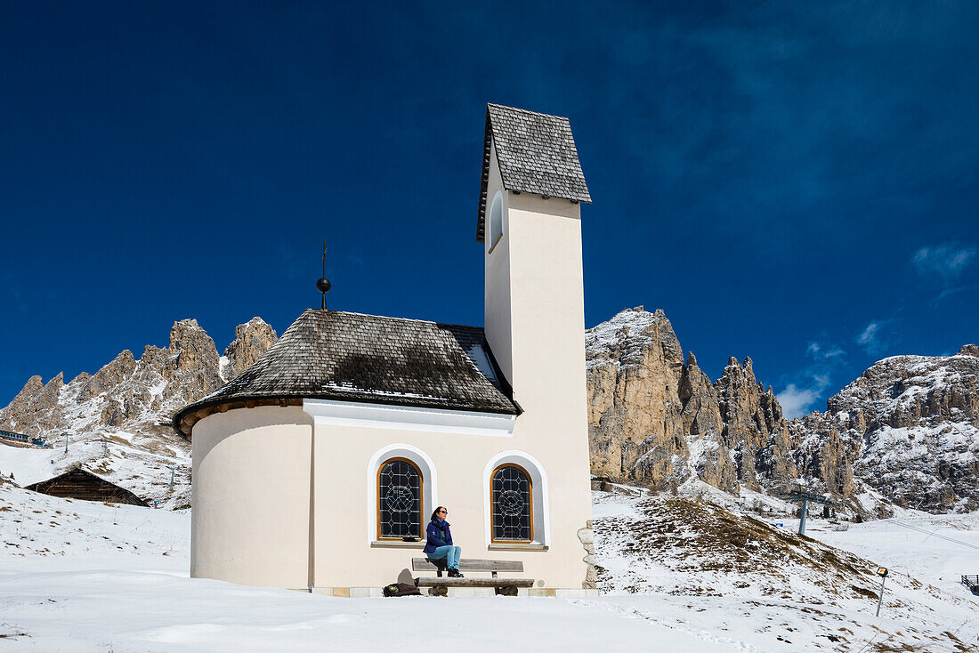 Kapelle Hl. Maurizio vor schneebedeckten Cirspitzen, Grödner Joch, Grödnertal, Dolomiten, Südtirol, Italien