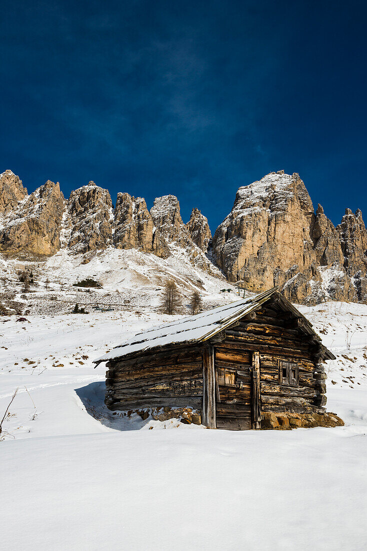 Almhütte vor Cirspitzen im Winter, Grödner Joch, Grödnertal, Dolomiten, Südtirol, Italien