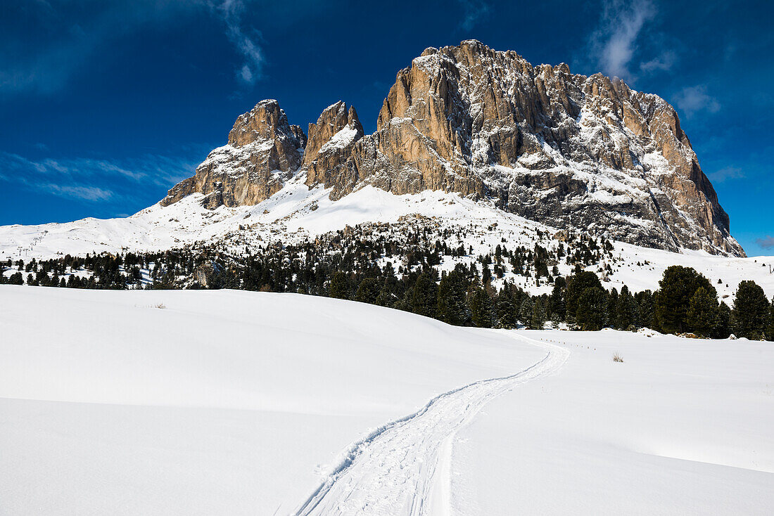 Schneebedeckte Berge, Blick auf die Langkofelgruppe, Sella Pass, Grödnertal, Dolomiten, Südtirol, Italien