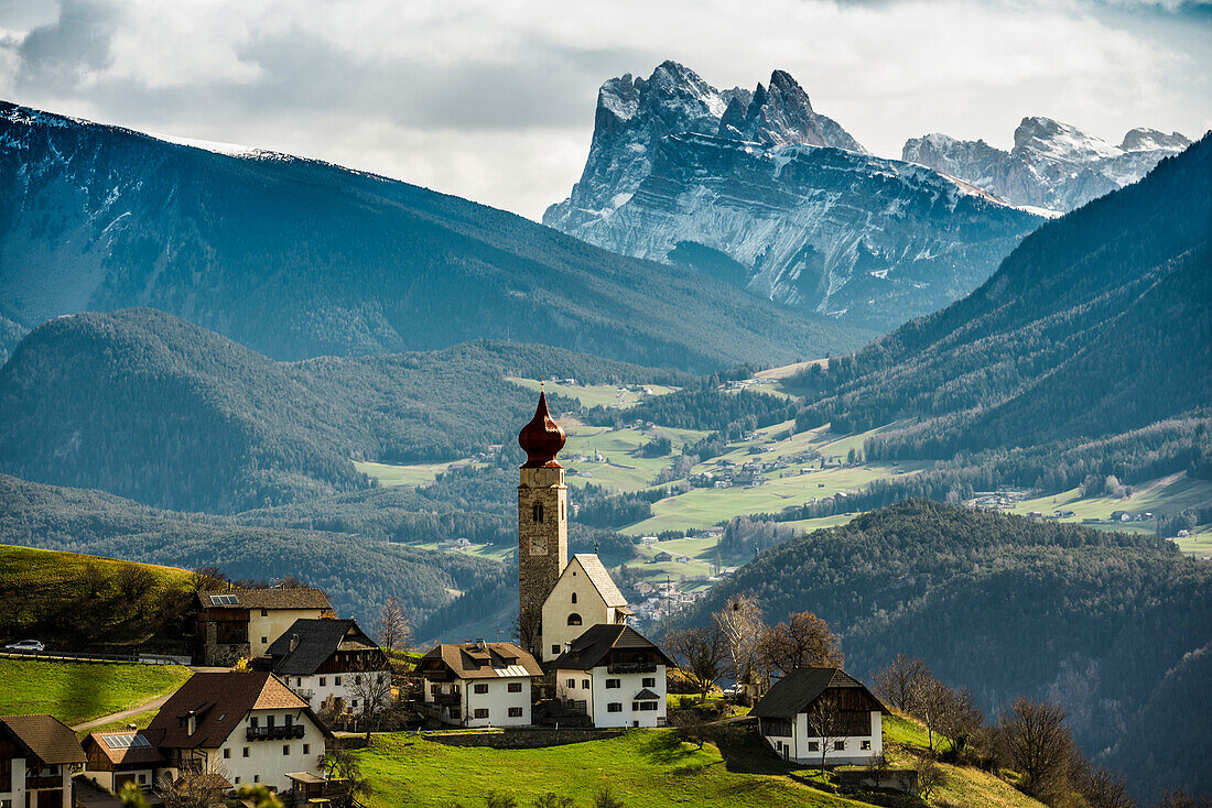 Schneebedeckte Geislergruppe und Kirche St. Nikolauskirche,  Mittelberg am Ritten, bei Bozen, Dolomiten, Südtirol, Italien